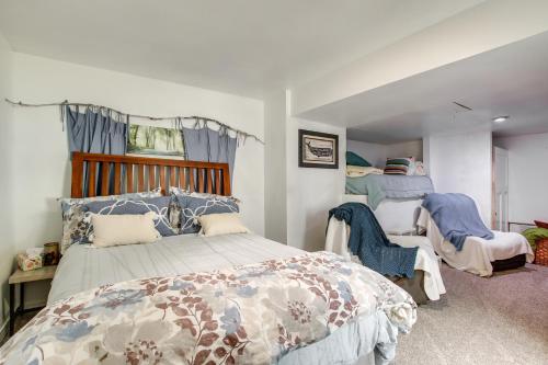 グリーンベイにあるSpacious Waterfront Retreat Near UW-Green Bayのベッドルーム1室(ベッド1台、ツインベッド2台付)