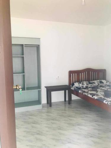 爱妮岛Bai Quaba的一间卧室配有一张床和一张桌子