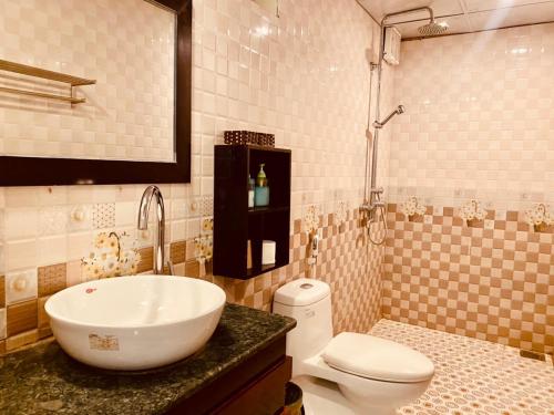 y baño con lavabo y aseo. en Tam Coc Little river Bungalow en Ninh Binh