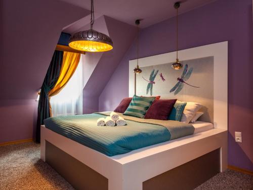 Postel nebo postele na pokoji v ubytování Lovely Prague Apartments - Truhlářská