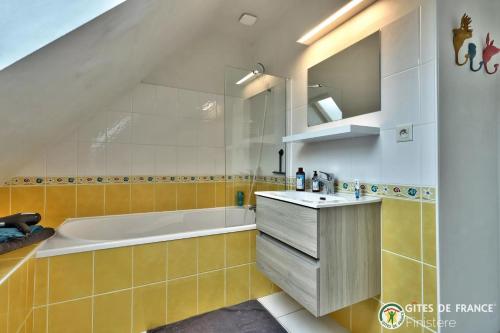 ein Badezimmer mit einer Badewanne, einem Waschbecken und einer Badewanne in der Unterkunft La Rose des Vents in Carantec