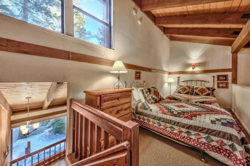 een slaapkamer met een bed en een trap in een huis bij Lakeland Village at Heavenly in South Lake Tahoe