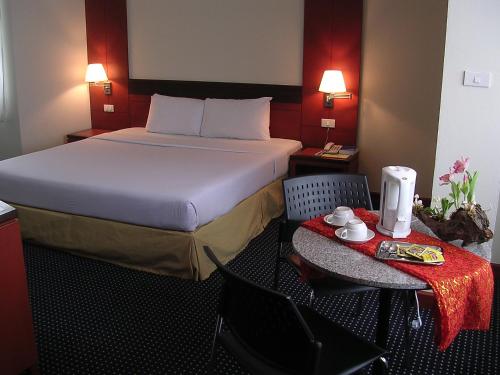 Hatyai Golden Crown Hotel tesisinde bir odada yatak veya yataklar