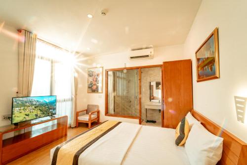 a bedroom with a bed and a television in it at Khách Sạn Cường Thanh 2 in Ho Chi Minh City