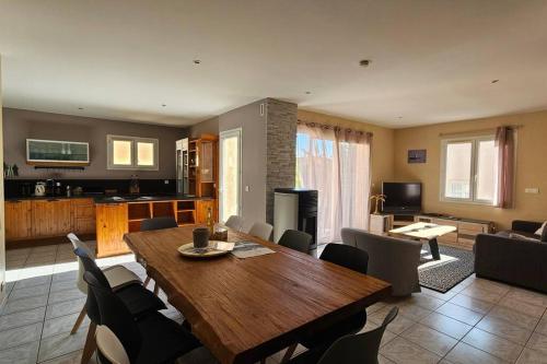 un salon avec une table et des chaises en bois dans l'établissement Sud-vacances: Villa 5 chambres première ligne avec jaccuzzi, à Frontignan