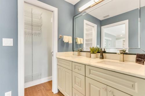 Koupelna v ubytování Coral Isle Heated pool,, ping-pong, near beach