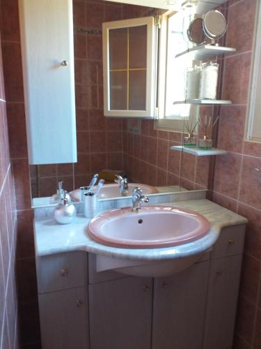 Vaux的住宿－La maison du canal，一间带粉色水槽和窗户的浴室