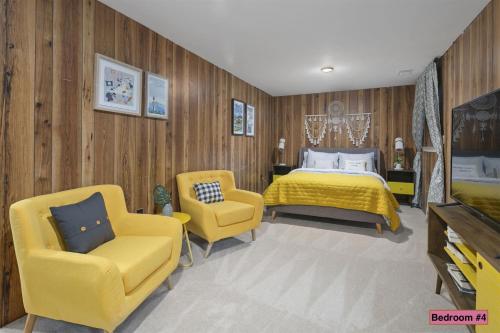 sypialnia z żółtym łóżkiem i 2 krzesłami w obiekcie Super-Stylish 4br Townhome in No Va Fast WiFi, Roku TV, Fenced Backyard, 24 Hour Premier Support w mieście Sterling