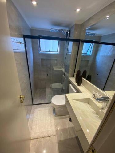uma casa de banho com um WC, um chuveiro e um lavatório. em Carlo’s house em Curitiba