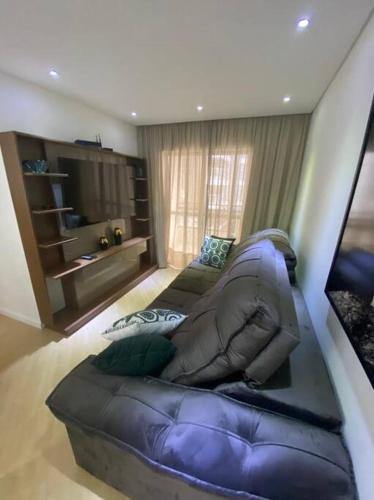 um sofá sentado numa sala de estar com em Carlo’s house em Curitiba