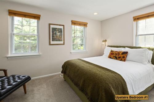 ein Schlafzimmer mit einem Bett und zwei Fenstern in der Unterkunft End Unit Townhome with in No VA, 40 Mins to DC, Pets OK in Sterling