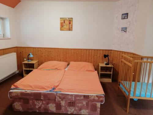 1 dormitorio con 1 cama y 1 silla azul en Bouda Svornost Pec pod Sněžkou, en Trutnov