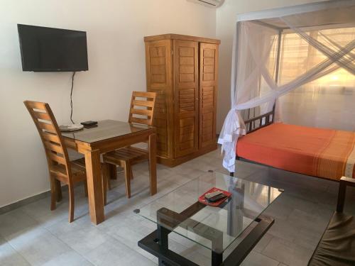 Μια τηλεόραση ή/και κέντρο ψυχαγωγίας στο Studio Les Hirondelles