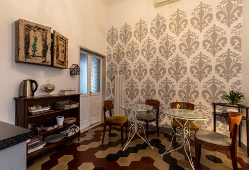 sala de estar con mesa y sillas en Casa Giangarè, en Sarzana