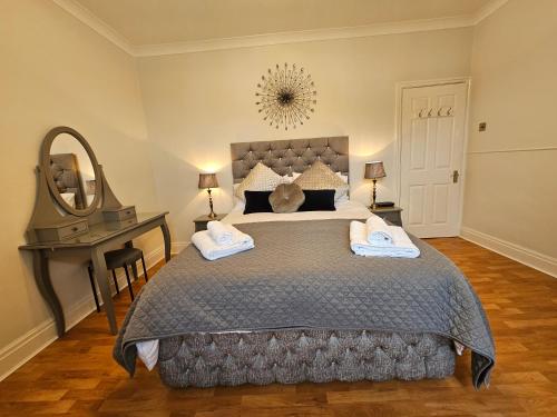 Un dormitorio con una cama grande y un espejo. en Lakeview Apartment, central location, Sea and Lake view, free parking & WiFi, en Southport