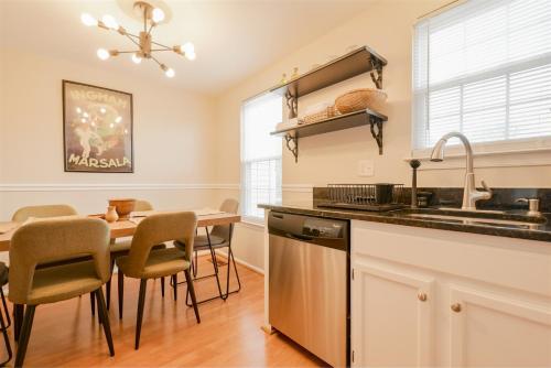 una cucina e una sala da pranzo con tavolo e lavandino di Townhome in Northern Virginia, Close to DC, Pets Okay, Fenced Yard, Fast a Sterling