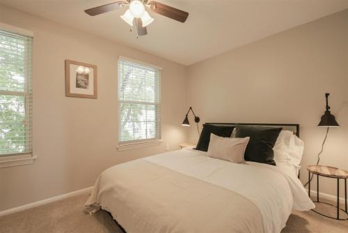 una camera da letto con un letto e un ventilatore a soffitto di Townhome in Northern Virginia, Close to DC, Pets Okay, Fenced Yard, Fast a Sterling