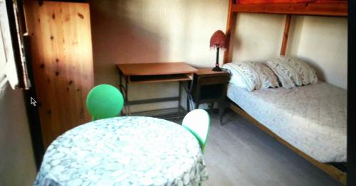 une chambre avec un lit, un bureau et une table dans l'établissement Cocon mignon A 2 pas de la plage, à La Ciotat