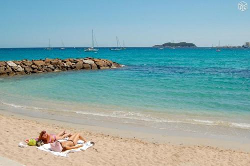 - deux personnes dormant sur des serviettes de plage dans l'établissement Cocon mignon A 2 pas de la plage, à La Ciotat
