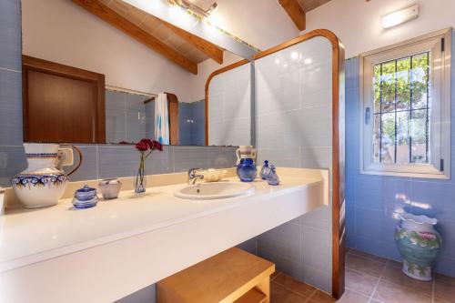 uma casa de banho com um lavatório e um espelho em Villa La LLar Clara em Selva