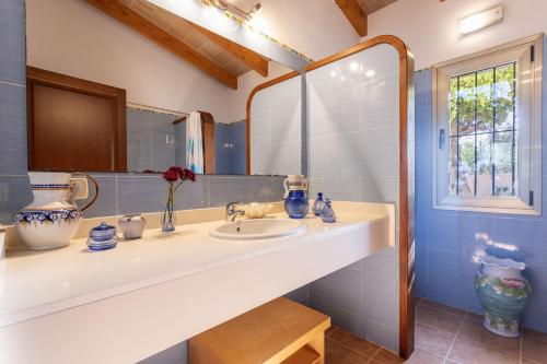 a bathroom with a sink and a mirror at Villa La LLar Clara in Selva