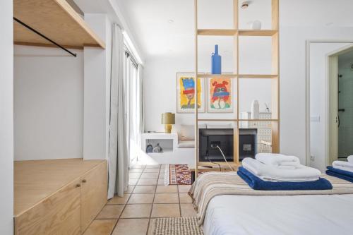 Ilhéu do GorgulhoにあるStudio Mar - By WeHostの白い部屋(ベッド1台、暖炉付)