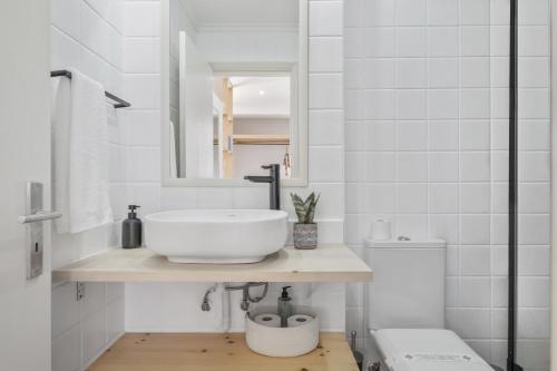 Ilhéu do GorgulhoにあるStudio Mar - By WeHostの洗面台とトイレを備えた白いバスルーム