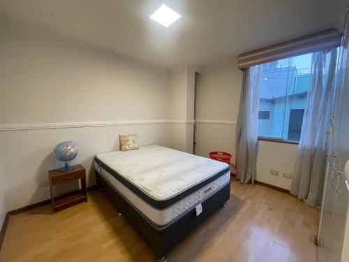 - une petite chambre avec un lit et une fenêtre dans l'établissement Departamento La Molina, à La Molina