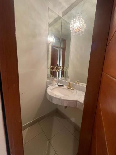 La salle de bains est pourvue d'un lavabo et d'un miroir. dans l'établissement Departamento La Molina, à La Molina