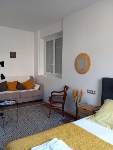 Rúm í herbergi á Chambre d'hôtes PMR Hildegarde
