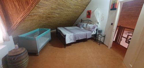 Villa bord de mer avec piscine tesisinde bir odada yatak veya yataklar
