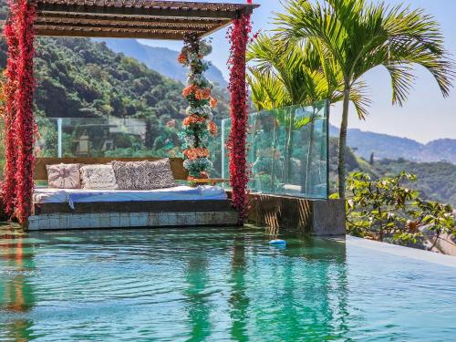uma cama no meio de uma piscina em Linda casa no Joá, com vista incrível do mar do Rio no Rio de Janeiro