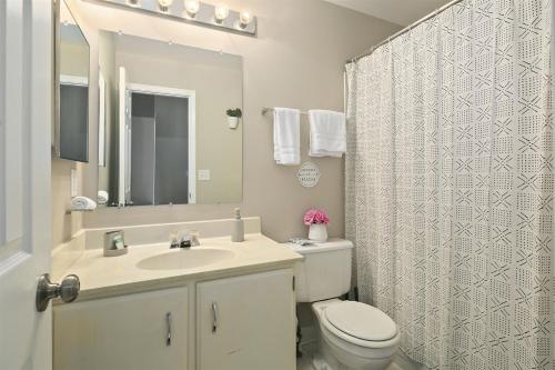 Bathroom sa 4BR Townhome, Close to Shops & Restaurants, 40 Mins to DC