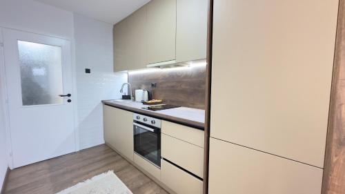 Η κουζίνα ή μικρή κουζίνα στο Kula apartman - Novi Pazar