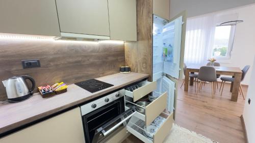 Η κουζίνα ή μικρή κουζίνα στο Kula apartman - Novi Pazar