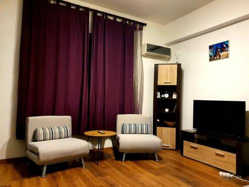 TV a/nebo společenská místnost v ubytování Ultracentral Cozy Apartment near Old Town