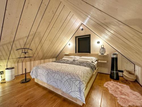 una camera da letto con un grande letto in mansarda di Piccolo Paradiso a Svätý Anton