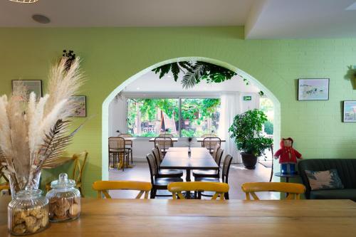 une salle à manger avec une table et des chaises et une fenêtre dans l'établissement San Giovanni, à Porto-Vecchio
