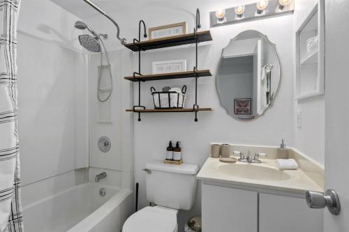 een badkamer met een toilet, een wastafel en een douche bij Luxury Sterling townhome - Private, Self checkin in Sterling