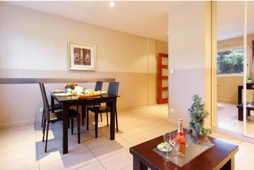une salle à manger et un salon avec une table et des chaises dans l'établissement Centre ville à 5 mn à pied du Palais et plages, à Cannes