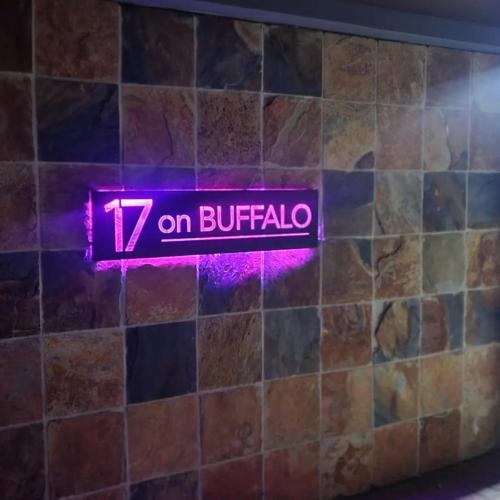 Certificado, premio, señal o documento que está expuesto en 17 On Buffalo