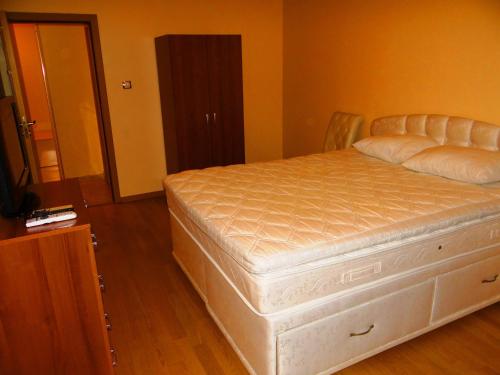 ein Bett in einem Zimmer mit einer weißen Matratze in der Unterkunft Luxury Versailles Apartments Center Opera in Burgas City