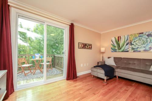 un soggiorno con un divano e una grande finestra di NEW! 3-story Townhome - Private, Self checkin, Quiet. a Sterling