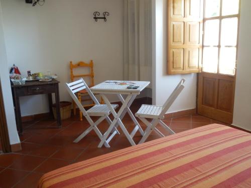 フォズディノーヴォにあるIl Girasoleのテーブル、椅子2脚、テーブルが備わる客室です。