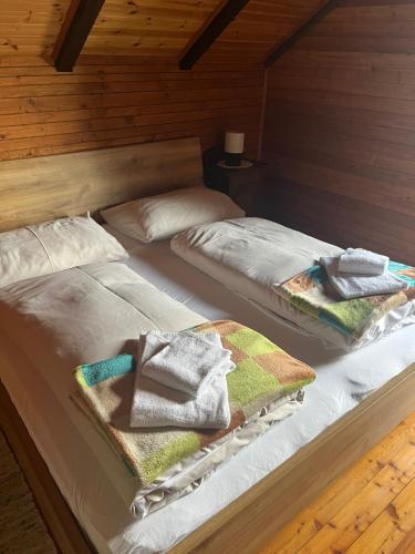 Una cama o camas en una habitación de Neuwirth Hütte