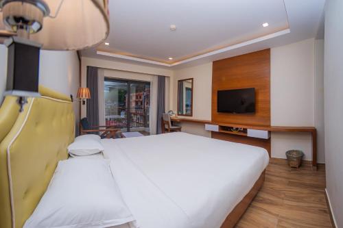 Postel nebo postele na pokoji v ubytování Hotel Fewa Trip