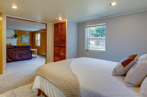 een slaapkamer met een wit bed en een badkamer bij Charming and Cozy Seattle Apartment with Fireplace! in Seattle