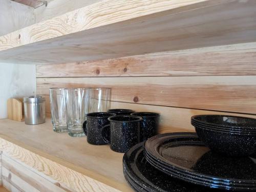 a wooden counter with plates and glasses on it at Bosques del Cielo in Los Lirios