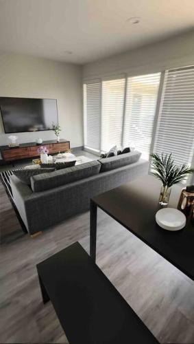 uma sala de estar com um sofá e uma mesa em Houston Hideout Sleek 1-BR Apt Urban Haven em Houston