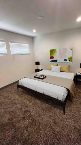 Houston Hideout Sleek 1-BR Apt Urban Haven في هيوستن: غرفة نوم بسرير كبير في غرفة
